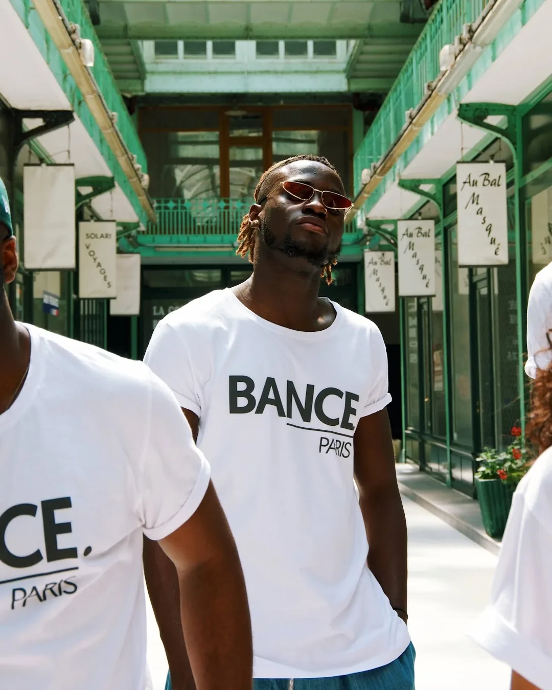 Bance Paris, 2018 : t-shirt blanc au logo Bance Paris dans un passage parisien