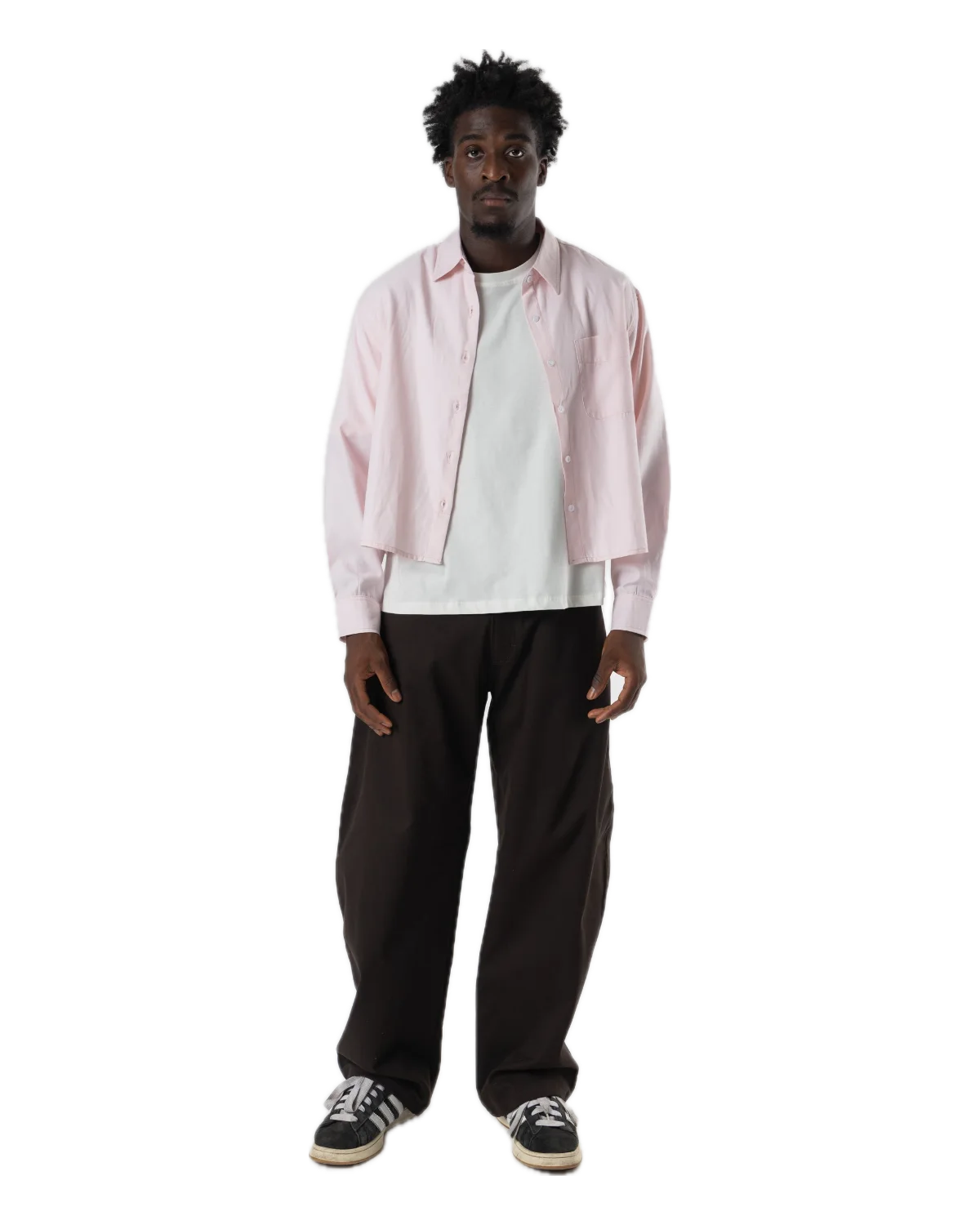 Pantalon balloon chocolat porté avec une chemise