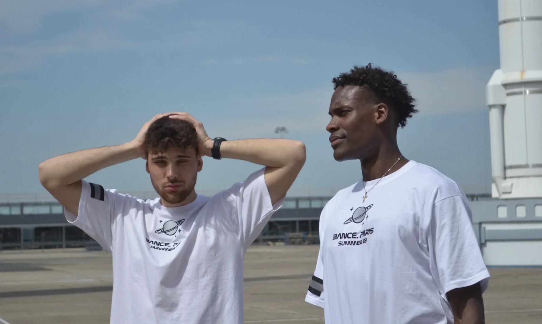 Summer 69, 2019 : deux t-shirts Bance Paris devant une fusée