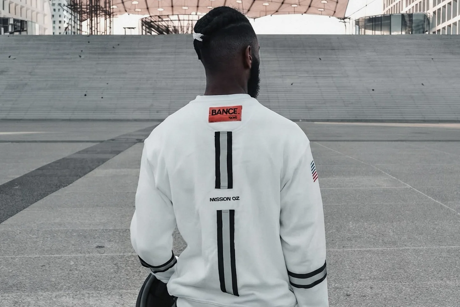 Summer 69, 2019 : sweat blanc Bance de dos, inscription Mission 02, à La Défense