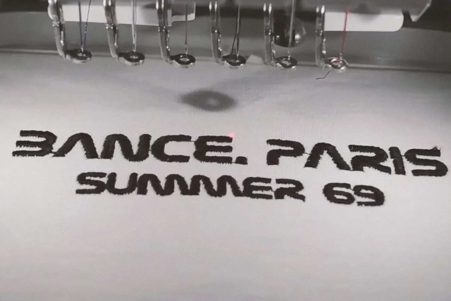 Summer 69, 2019 : la broderie Bance Paris Summer 69 sur la machine