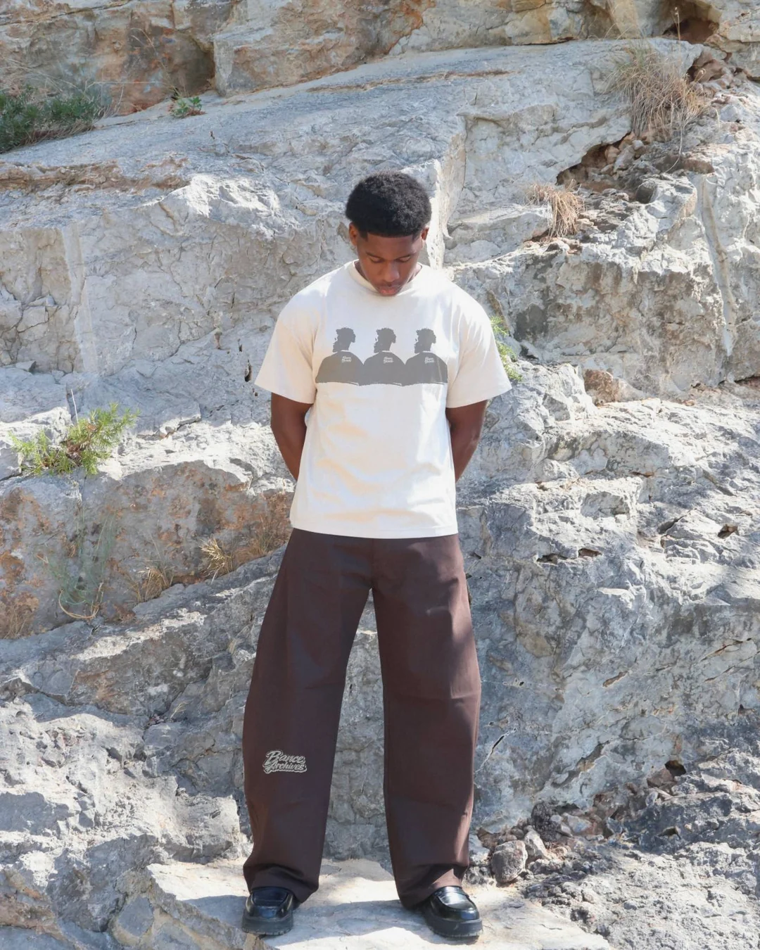 Weaven Metainville porte le t-shirt crème au motif Dany et le pantalon balloon chocolat